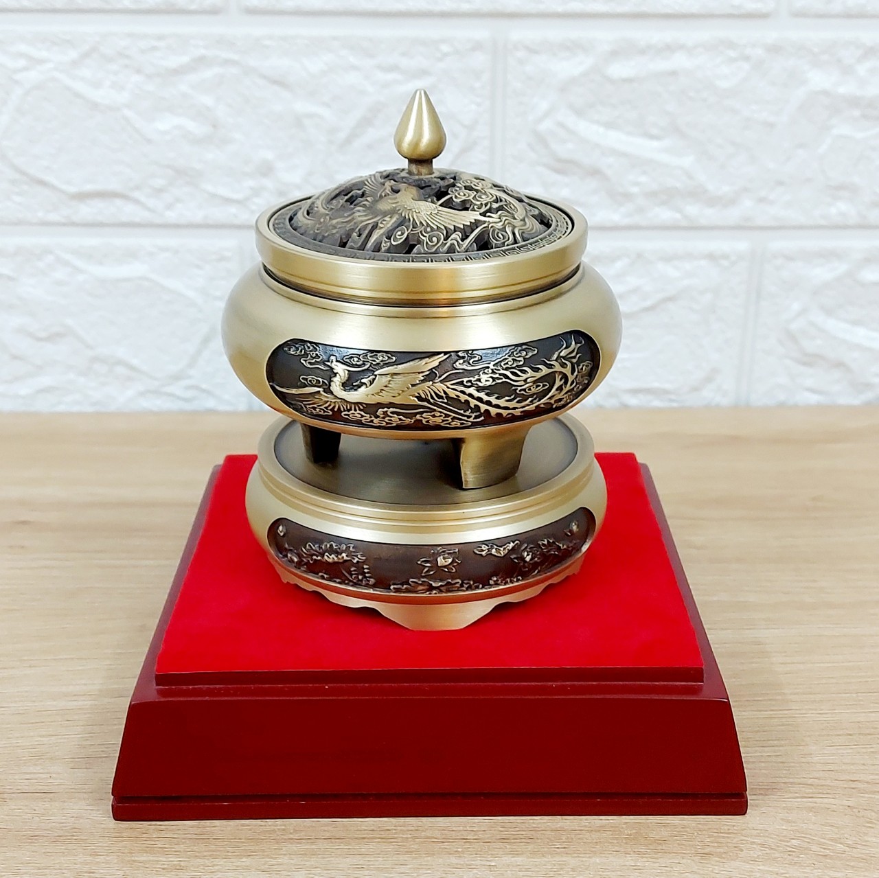 Lư xông trầm hương bằng đồng chạm hoa văn tinh xảo