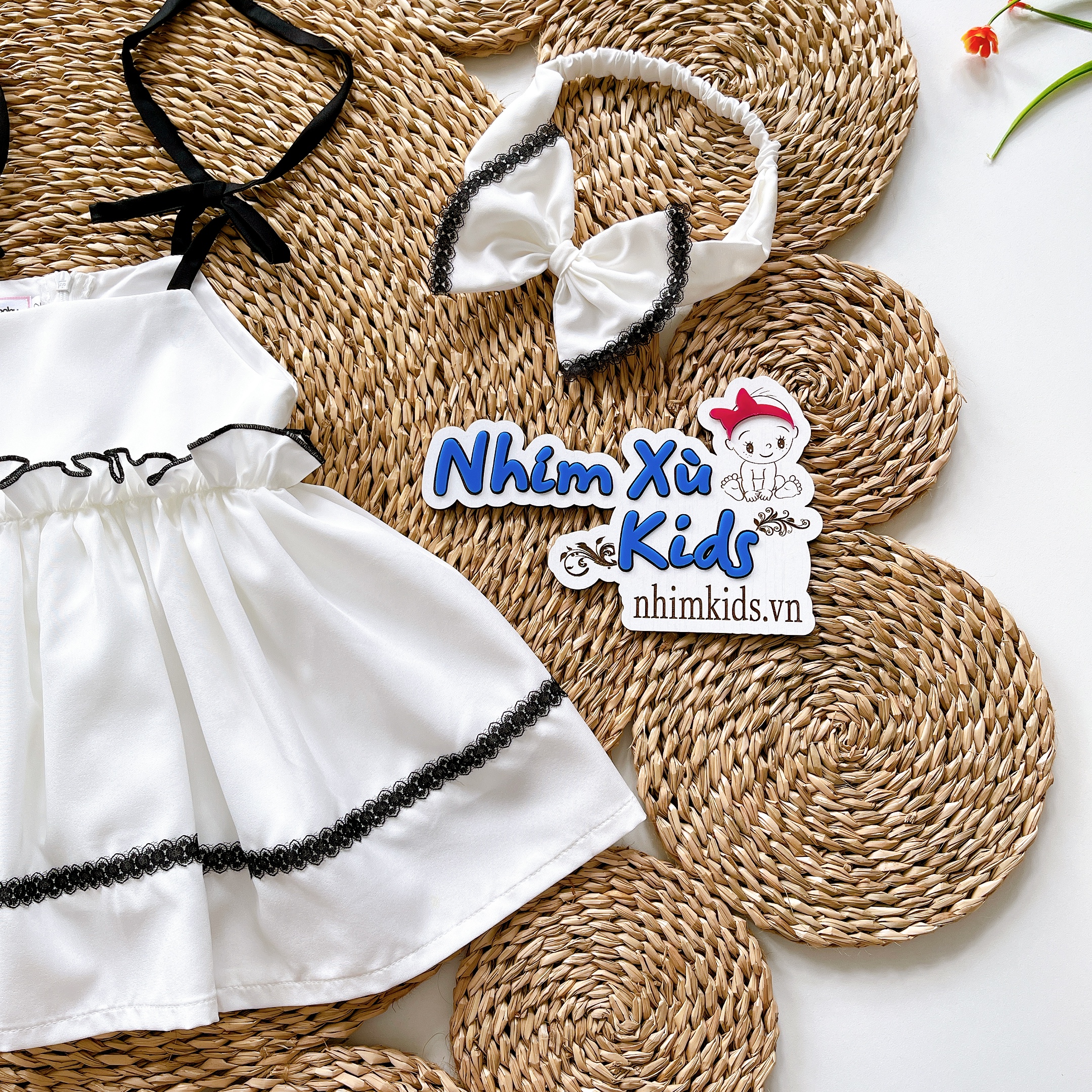 Váy Trắng 2 Dây Bé Gái 4 Đến 30kg, Đầm Bé Gái Chất Đũi Lót Lụa 2 Lớp Tặng Kèm Turban