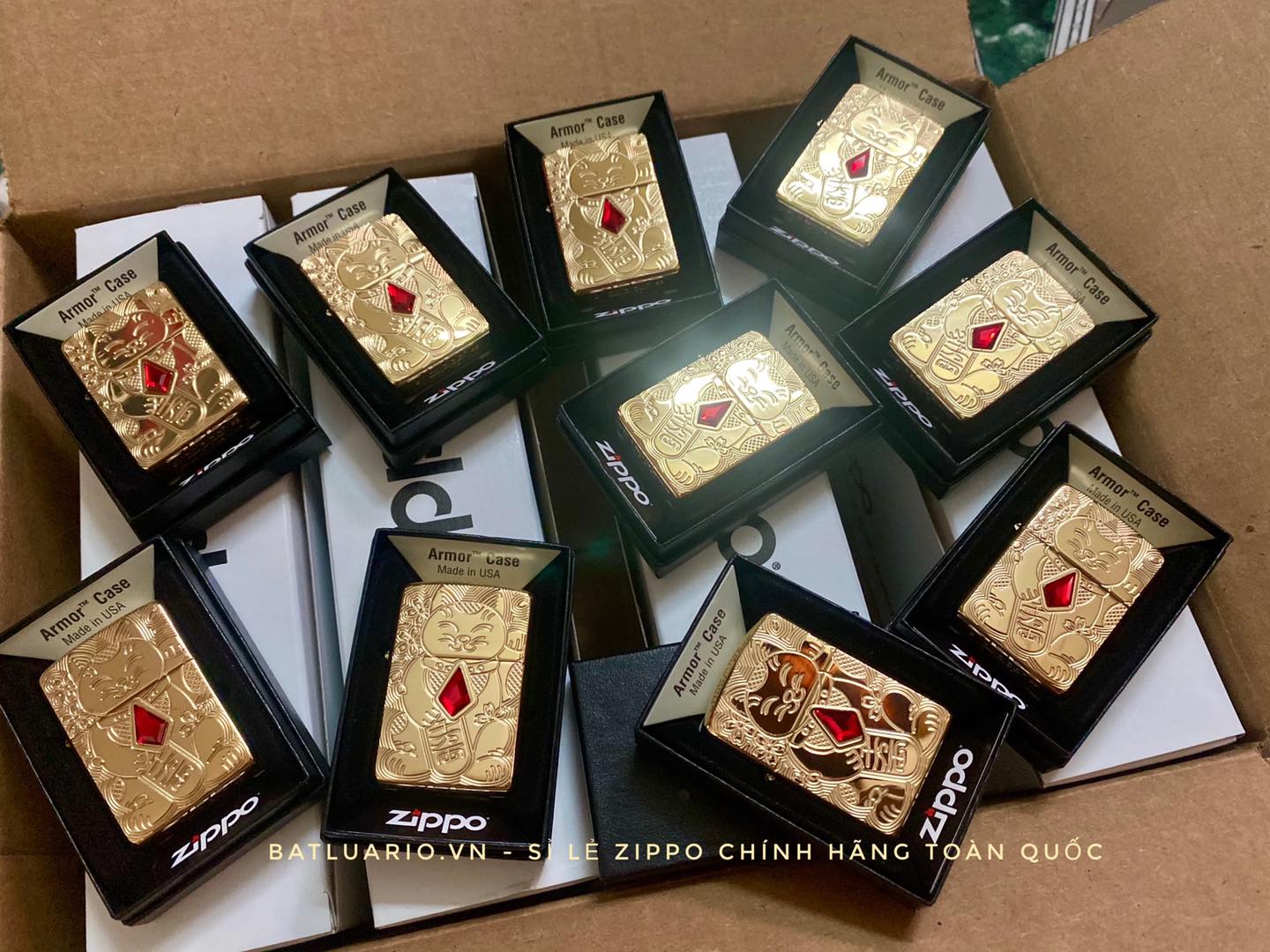 Bật Lửa Zippo 49802 – Zippo Lucky Cat Design Emblem Attached Armor High Polish Brass