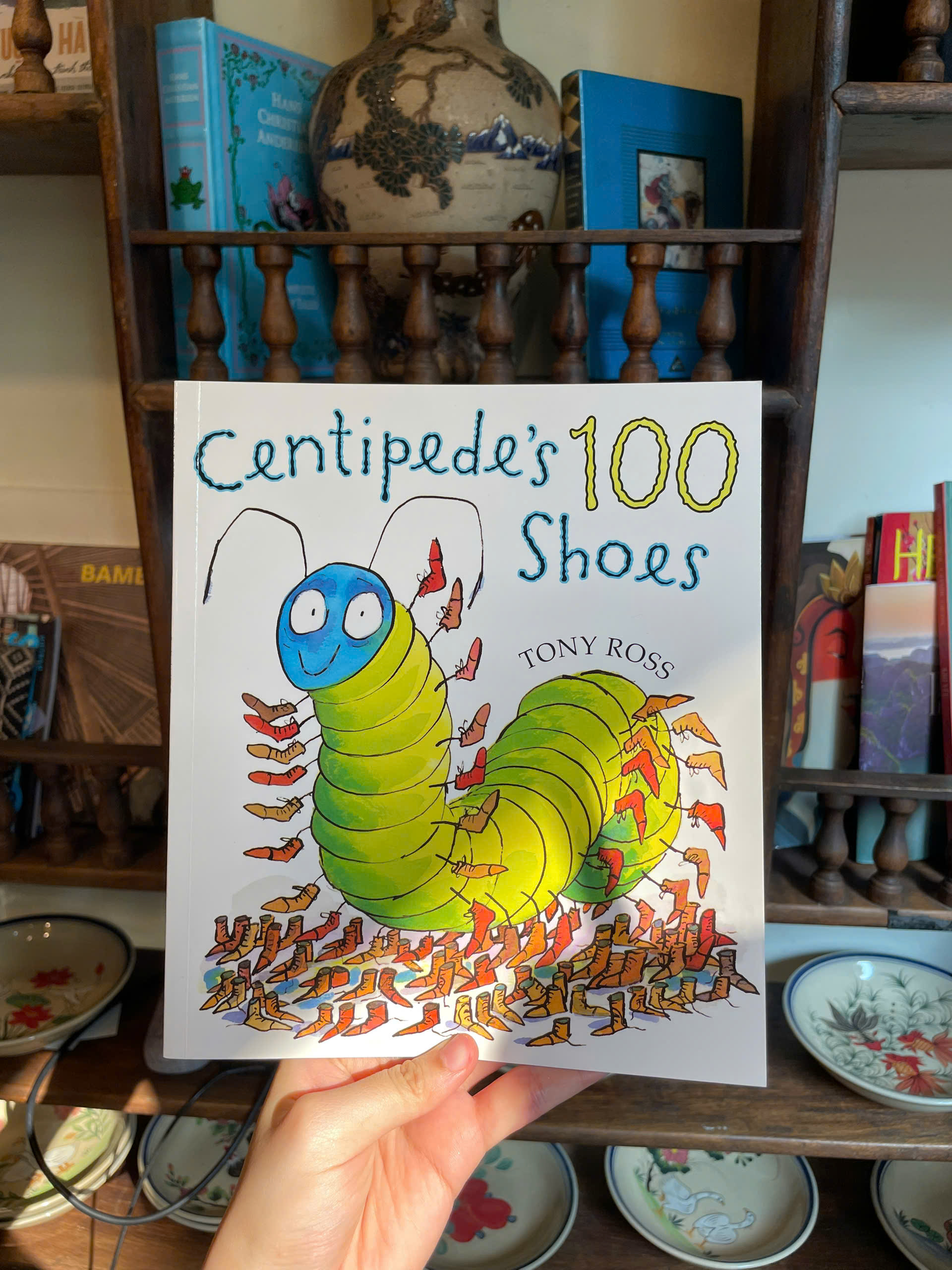 Sách - Centipede's 100 Shoes by Tony Ross - Children Picture Story book in English - Sách Ngoại Văn