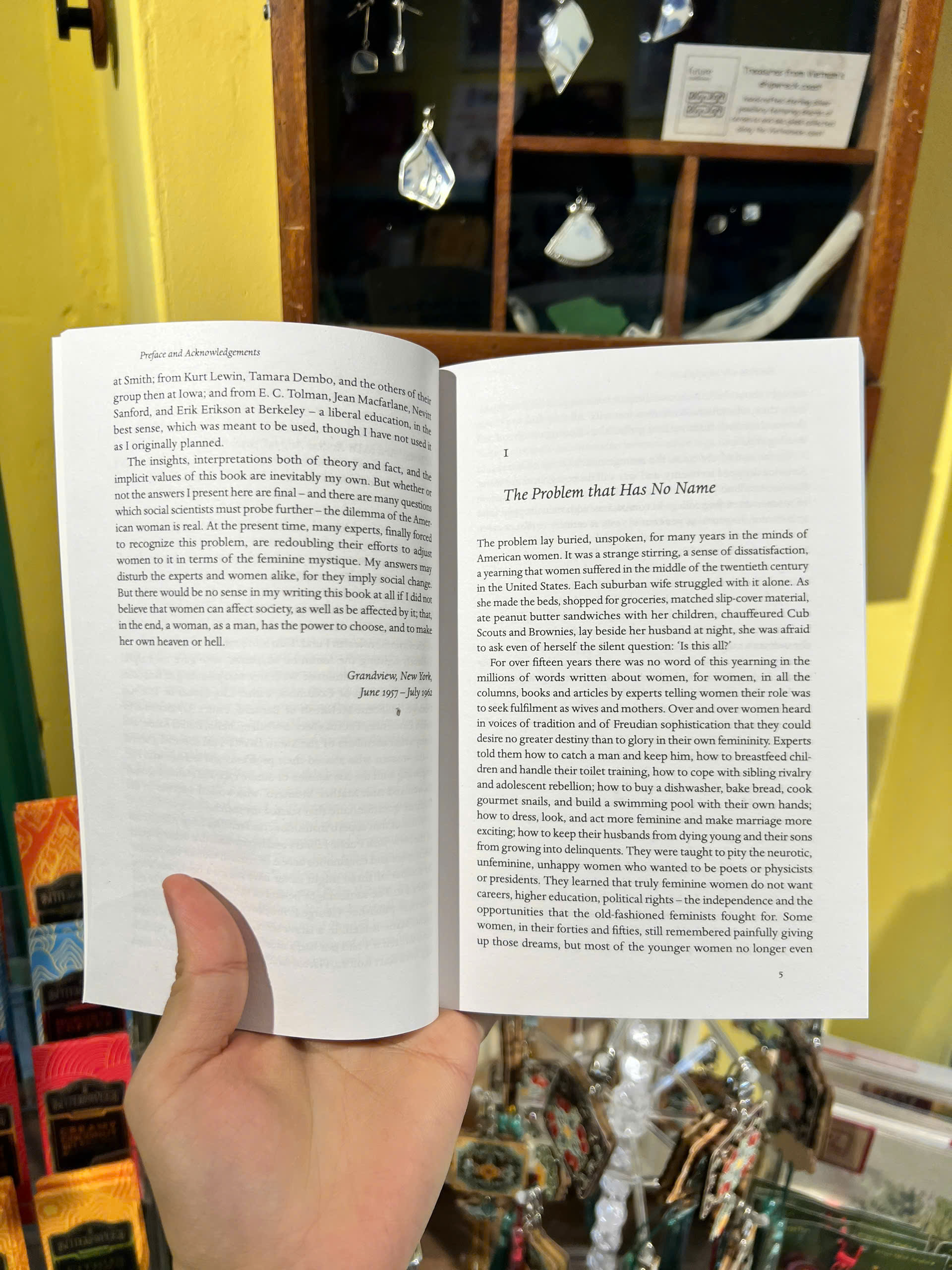 Sách - The Feminine Mystique by Betty Friedan | NonFiction / Classics / Ngoại văn Nhập khẩu UK