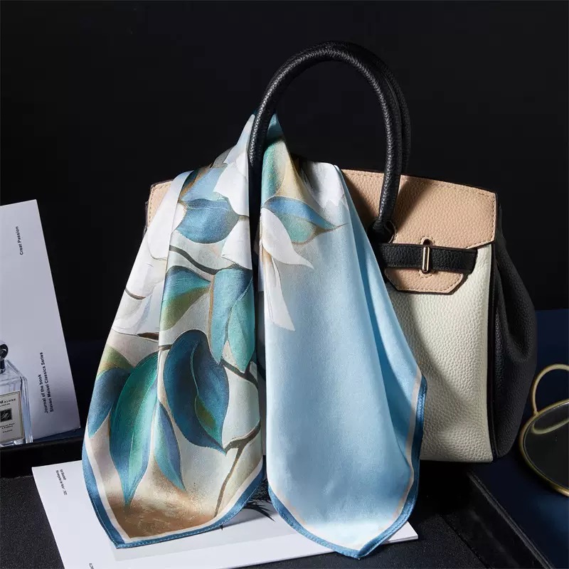 KHĂN QUÀNG CỔ LỤA HÌNH VUÔNG SANG TRỌNG THỜI TRANG MÃ 03