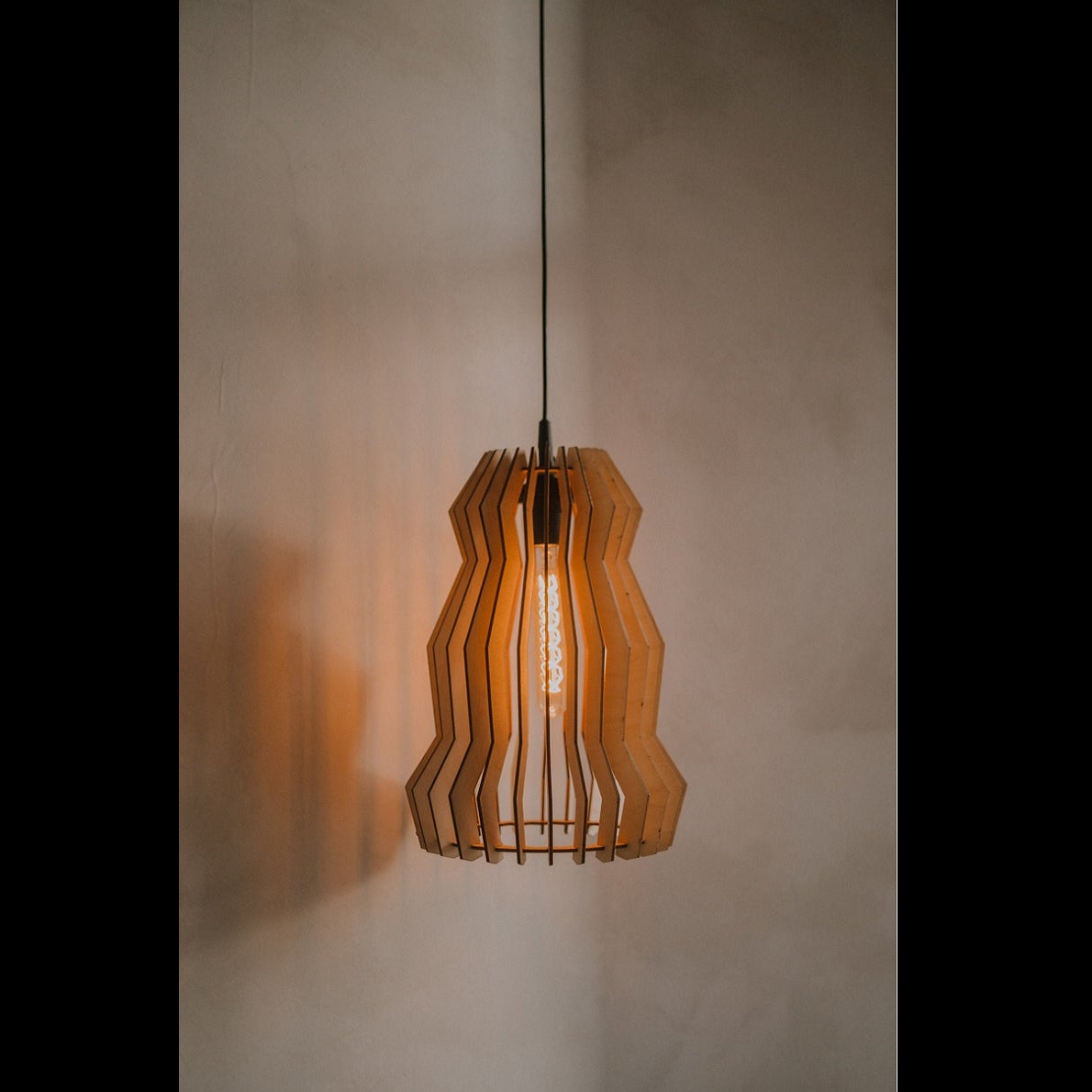 Đèn gỗ thả trần CAO CẤP hiện đại sang trọng 26x36cm chất liệu gỗ trang trí cho phòng khách nhà căn hộ decor nhà quán cafe