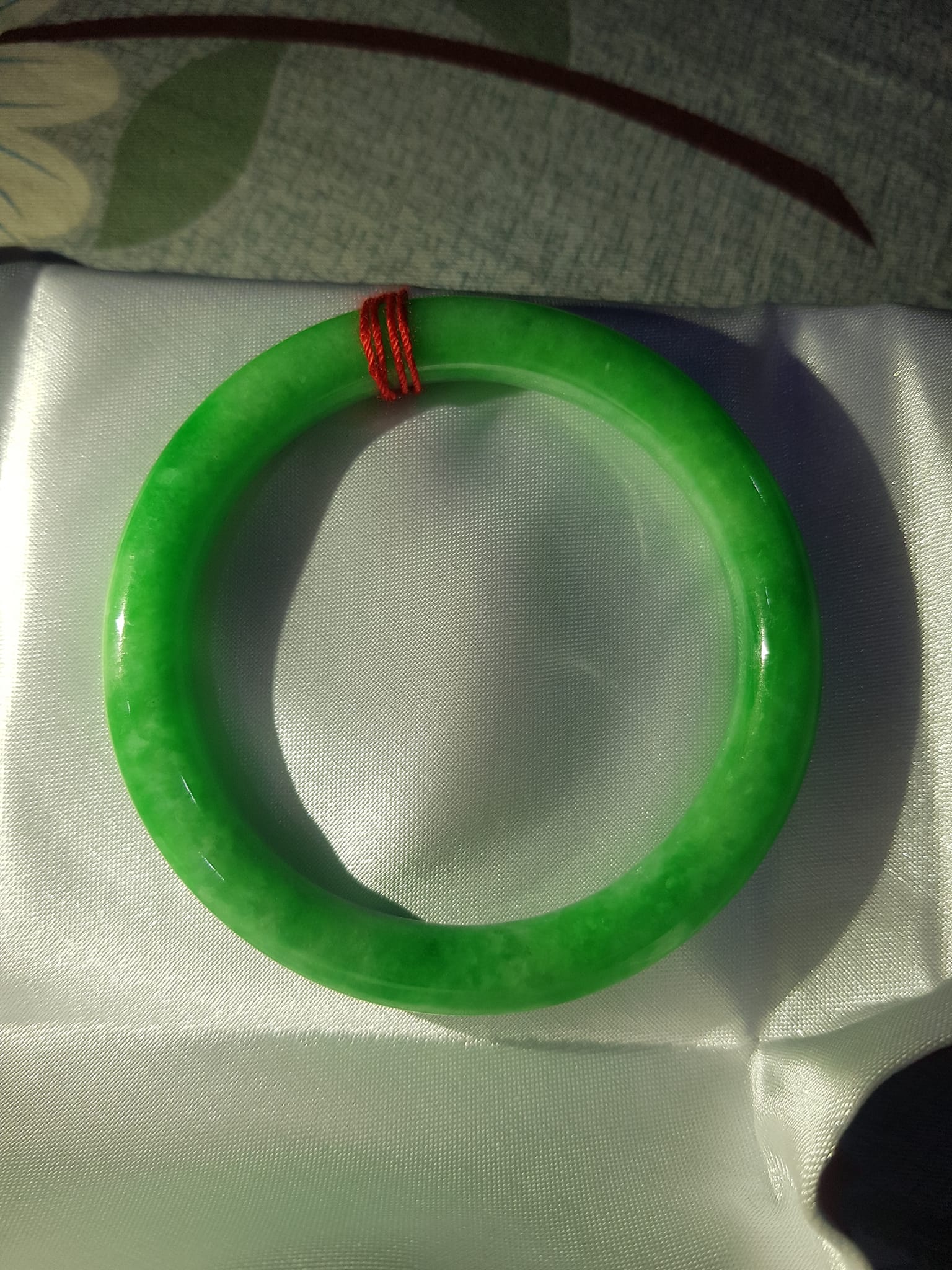 Vòng cẩm thạch Đậu Lý 52mm x dầy 8mm Màu xanh lá bông đậu nữ mệnh Mộc mệnh Hỏa Nặng 52kg - 57kg đeo ạ