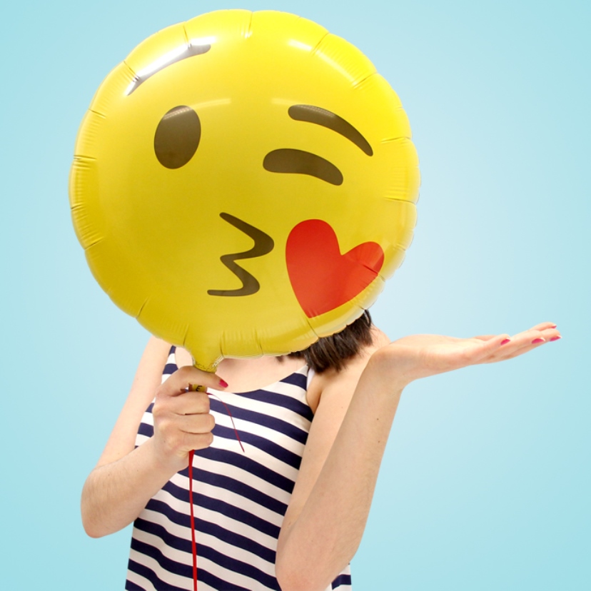 Bong bóng emoji kissing