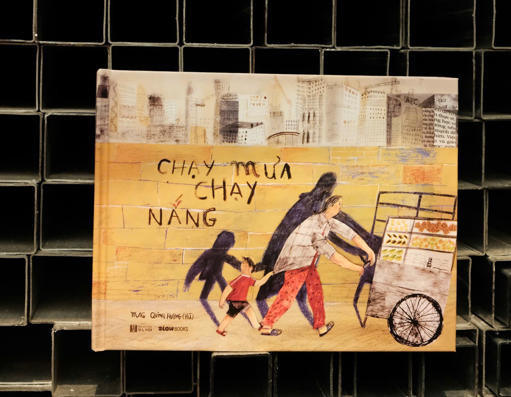 (Bìa cứng in màu) CHẠY MƯA CHẠY NẮNG - Quỳnh Hương (Hũ) sáng tác | MAG minh hoạ - Slowbooks
