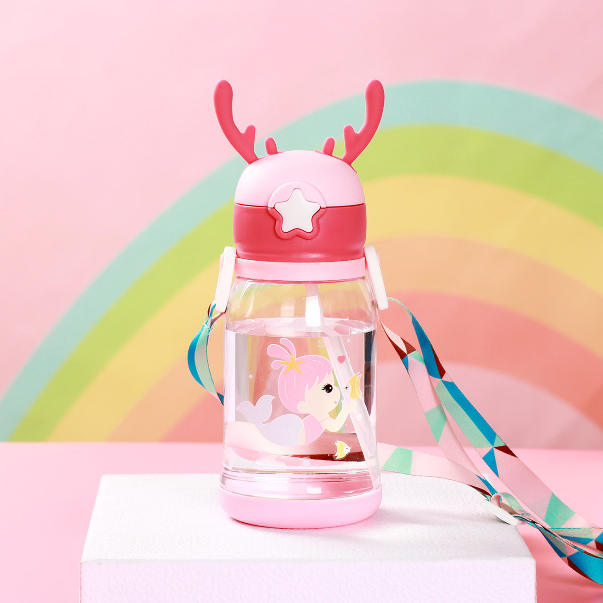 Bình uống nước có ống hút mềm dẻo cho bé dung tích lớn 600ml với thiết kế dễ thương phù hợp cho mọi bé trai bé gái
