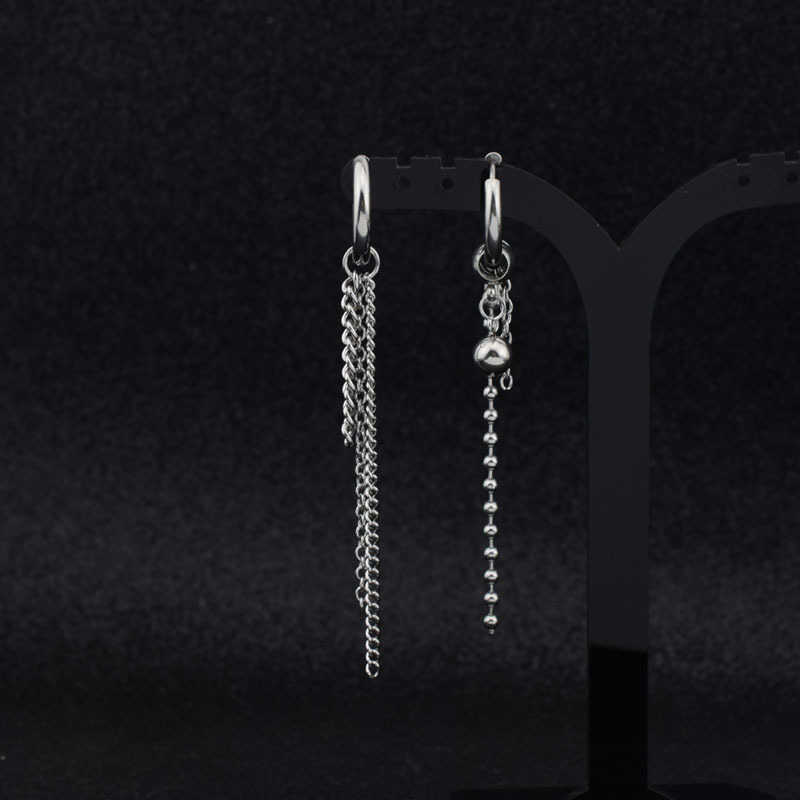 Đôi bông tai thiết kế không đối xứng phong cách thời trang ấn tượng