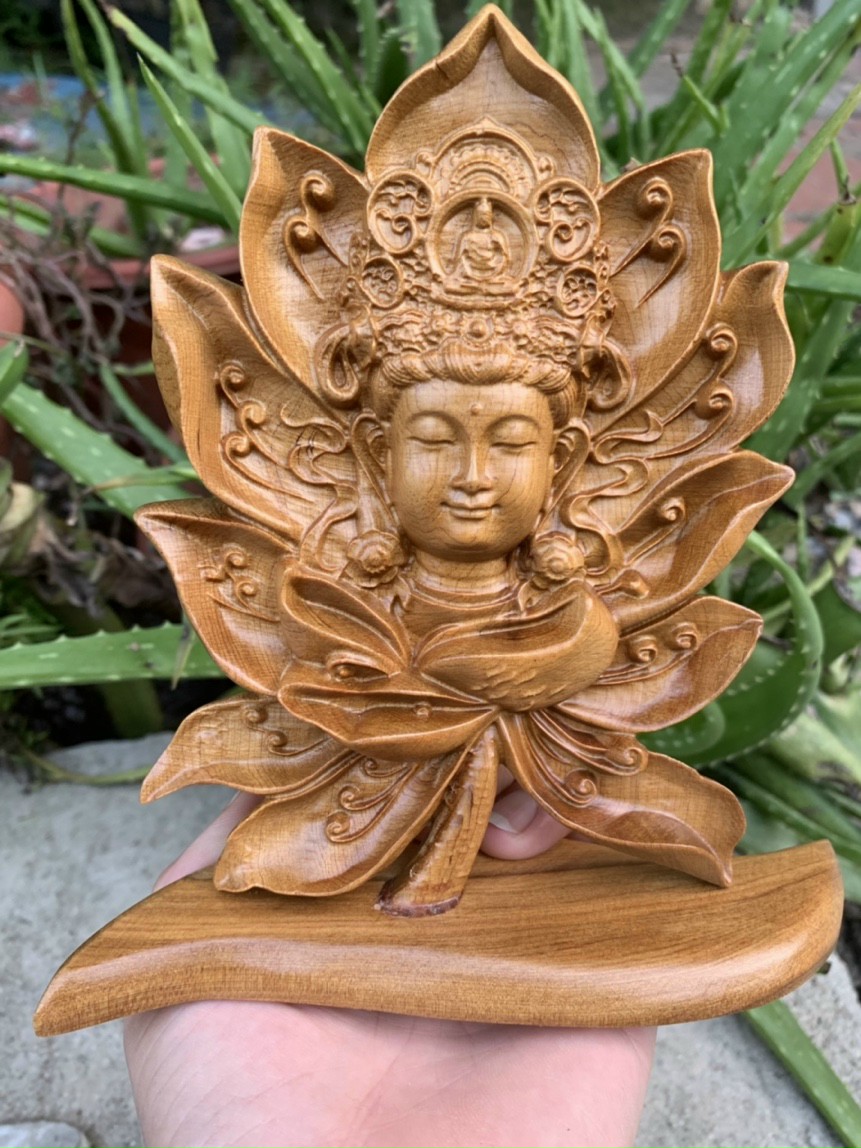 Diện phật khắc nằm trong lòng bông hoa sen ,bằng gỗ bách xanh thơm nức kt 16×15×6cm