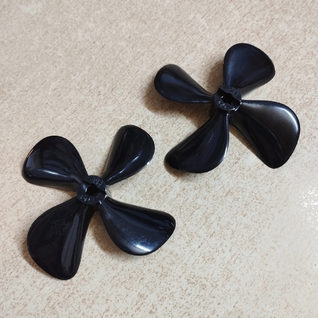 Chân vịt thuận nghịch 4 lá đường kính 60mm trục 4mm, giá bán 1 cặp