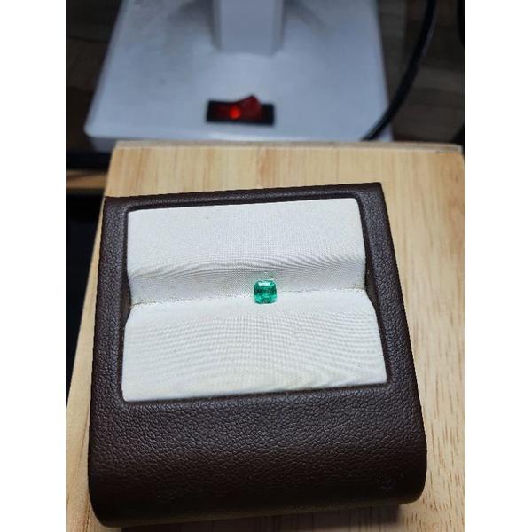 025-đá lục bảo thiên nhiên