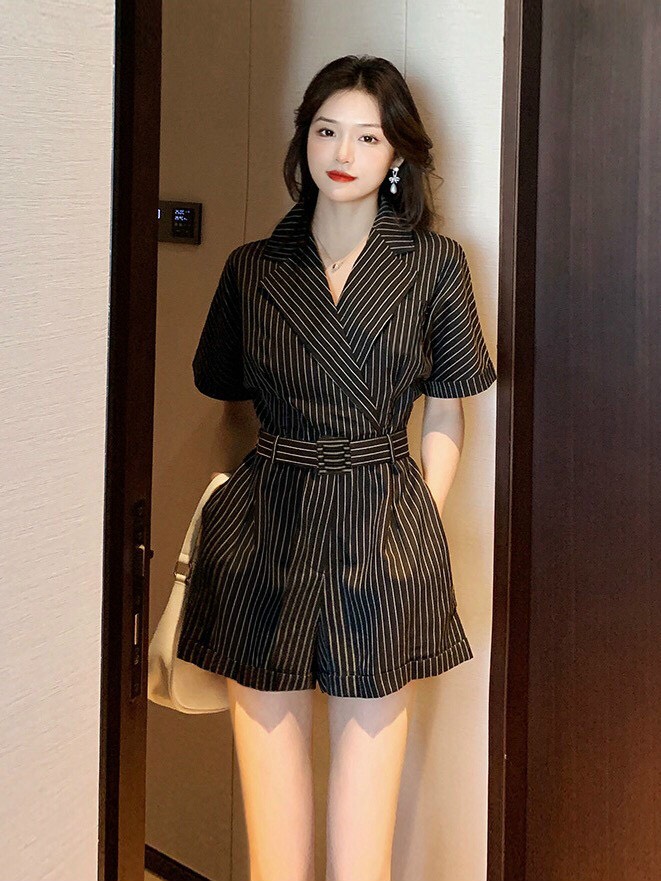 Jum short kẽ sọc cổ vest kèm belt liền dây kéo lưng xinh xắn