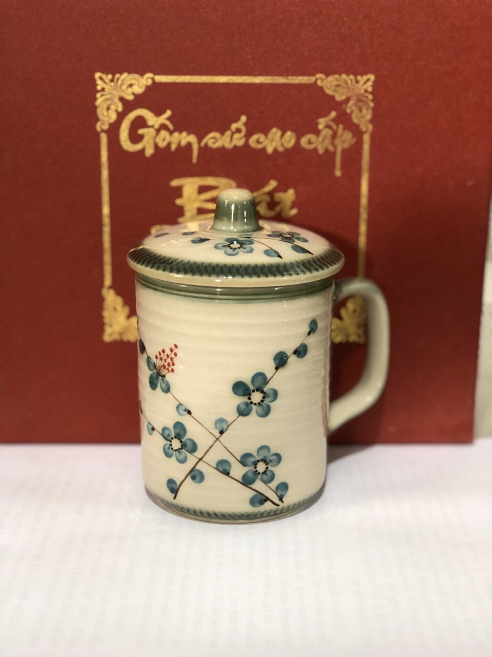 Cốc sứ uống nước uống trà có nắp vẽ hoa đào gốm bat trang ( Giao màu ngẫu nhiên)