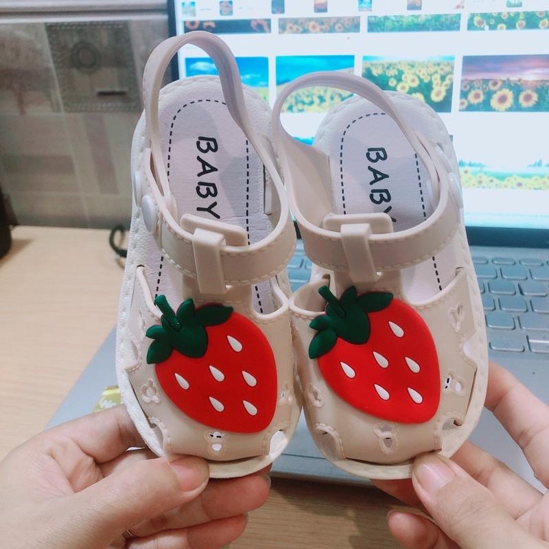 Sandal rọ bít mũi hình trái dâu cho bé siêu cưng