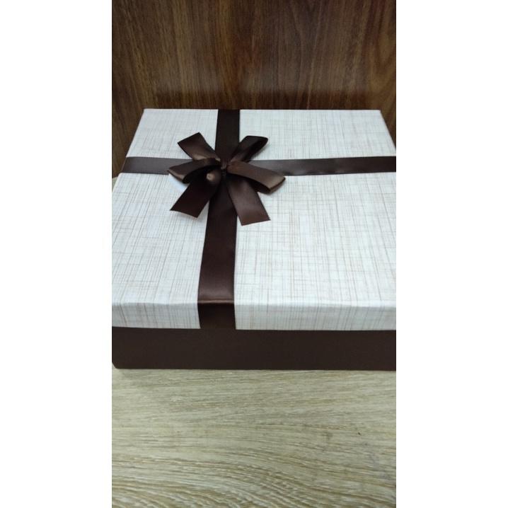 Hộp quà vuông size hộp 18,5 x 18,5 x 9, siêu đẹp, đáng yêu