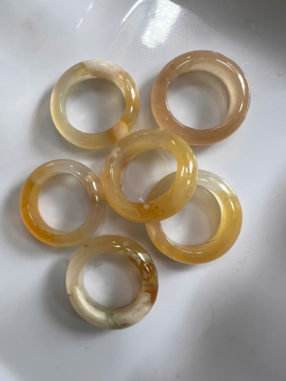 Nhẫn Nữ mới Đá Mã Não Bông Vàng Trắng Đậm Nhạt Bóng Đẹp Ni 17mm Cao 7mm Dầy 4mm Chị em Nữ mệnh Kim mệnh Thủy mệnh Thổ đeo lên tay xinh xắn may mắn ạ