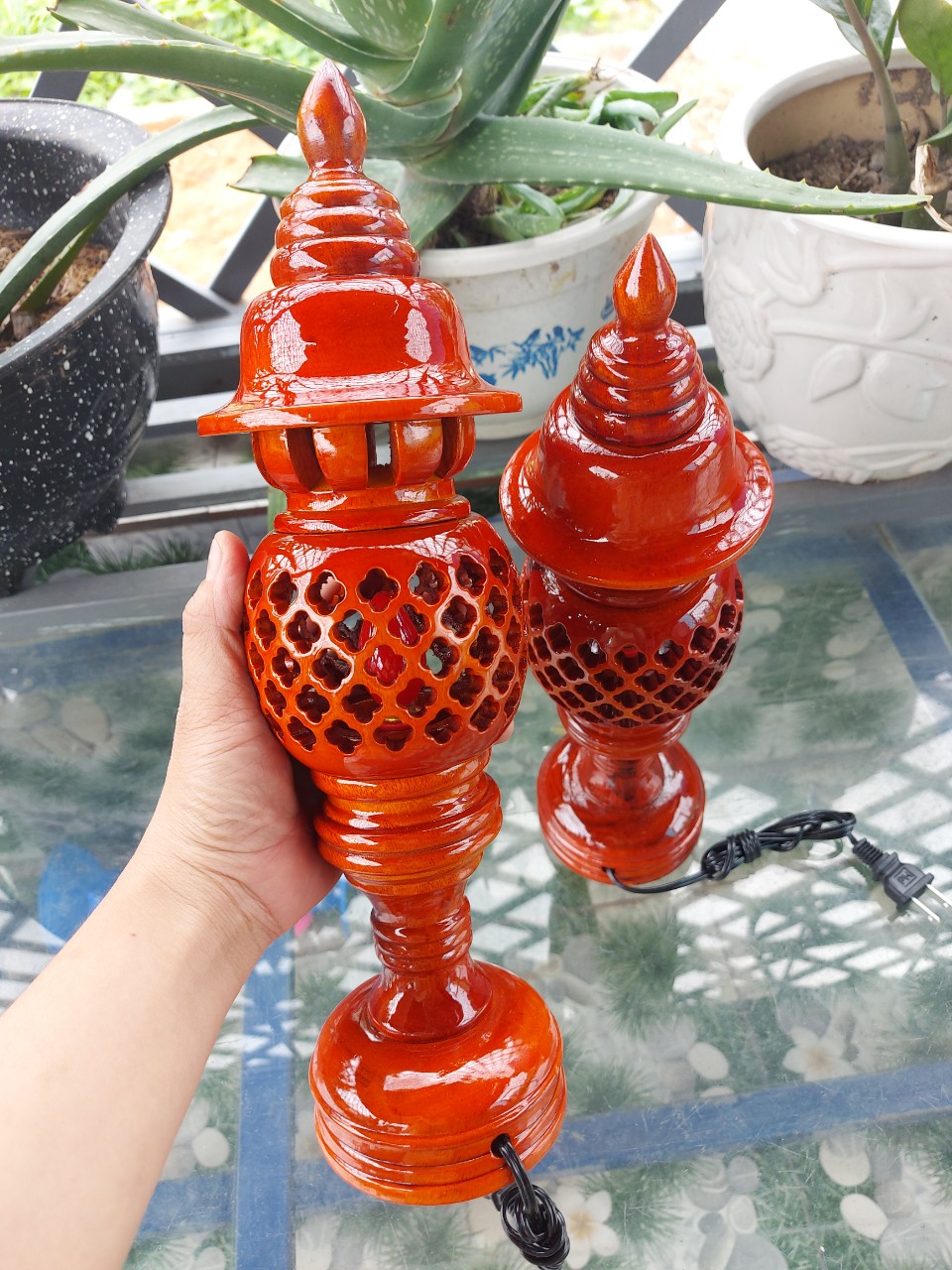 Cặp đèn thờ gỗ xà cừ cao 23cm