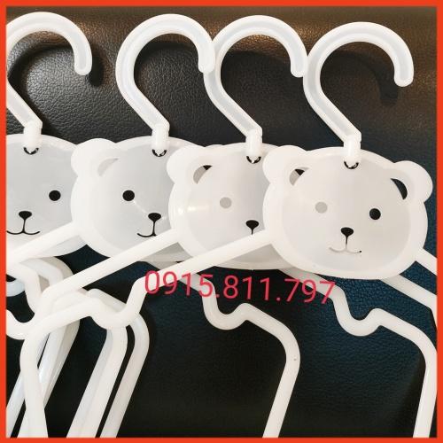 MÓC BỘ TRẺ EM SIZE TRUNG (4-7 tuổi) BẰNG NHỰA CAO CẤP IN HÌNH MẶT GẤU, móc bộ màu trắng có đầu móc xoay 360 độ