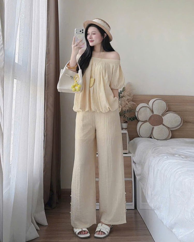 Bộ đồ ngủ nữ 2 màu trắng, be kiểu dáng rộng rãi thoải mái, chất liệu vải mềm mại, phù hợp cho việc ở nhà hoặc đi chơi nhẹ nhàng