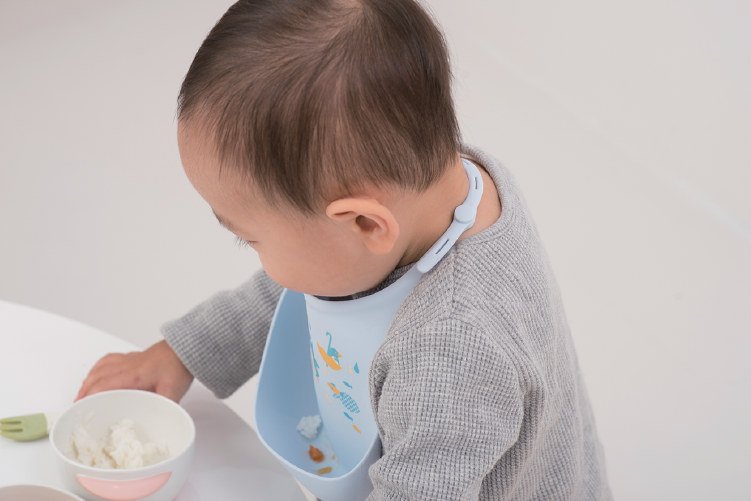 Yếm ăn dặm silicone Richell thiết kế thông minh, đẹp mắt, dễ dàng điều chỉnh kích thước chịu nhiệt cao, gấp gọn tiện lợi