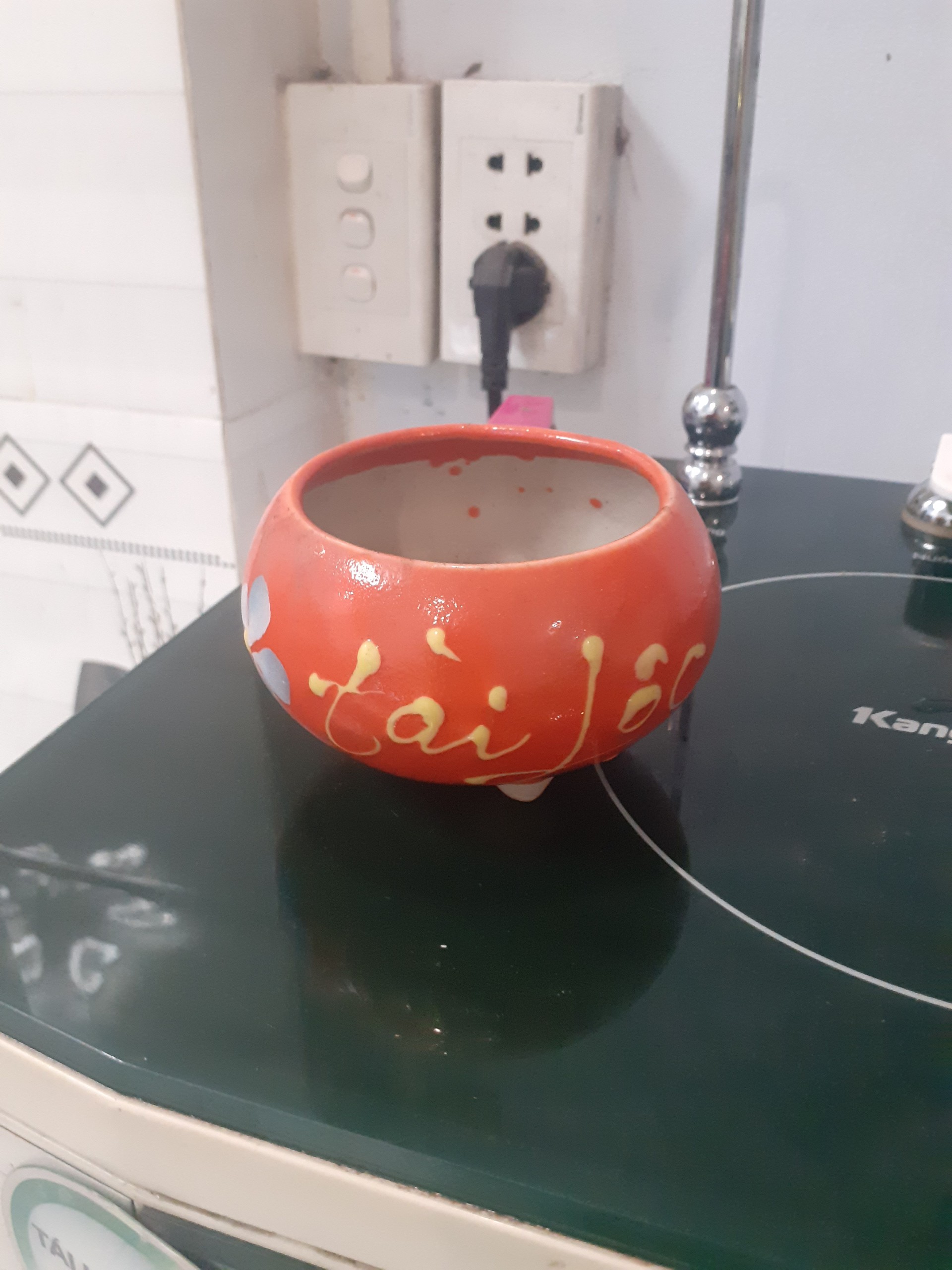 Chậu tròn tài lộc có chân đế cam lè nè