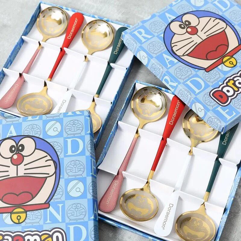 Set 4 Thìa Inox Mạ Vàng Cán Dài Khắc Hình Doraemon Dễ thương Kèm Hộp Sang Trọng