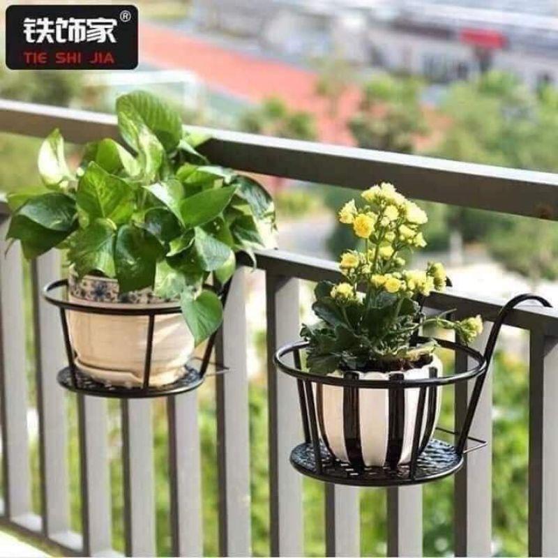 Giỏ sắt treo hoa ban công