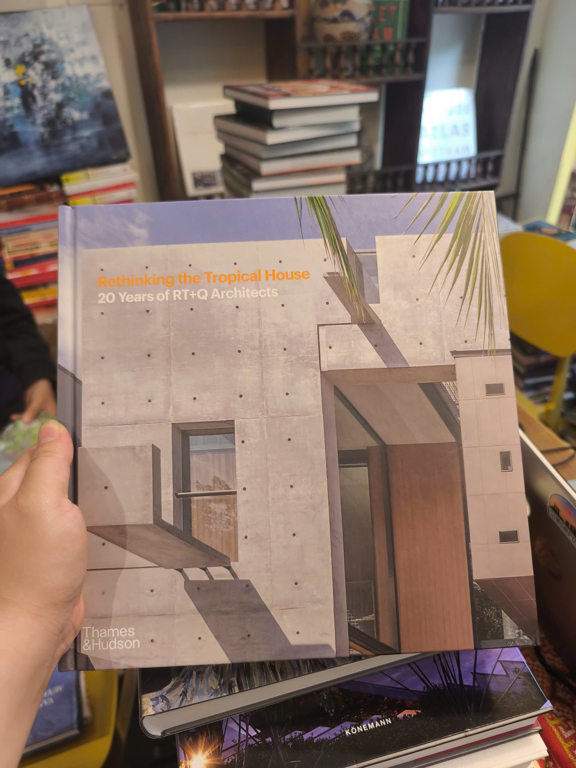 Sách - Rethinking the Tropical House: 20 Years of Rt+q Architects / Ngoại văn Nhập khẩu / Bìa cứng
