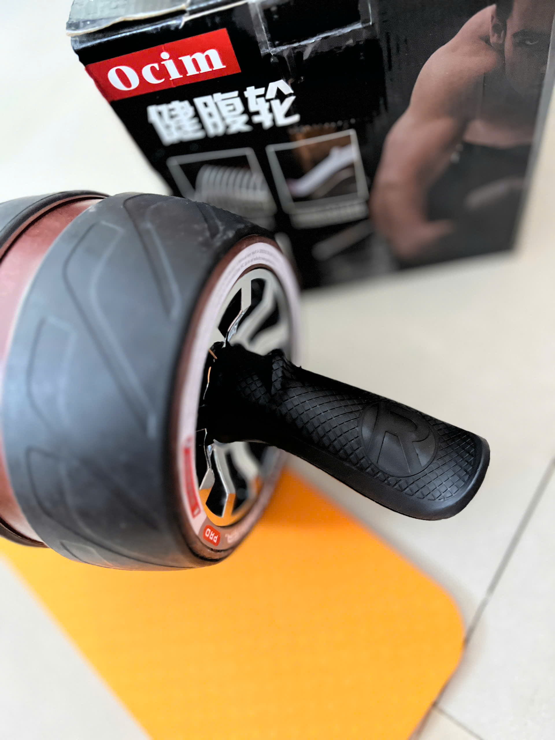 Con lăn tập cơ bụng AB Carver Pro kèm thảm kê gối tiện dụng, có lò xo đàn hồi giúp việc tập luyện trở lên dễ dàng hơn.