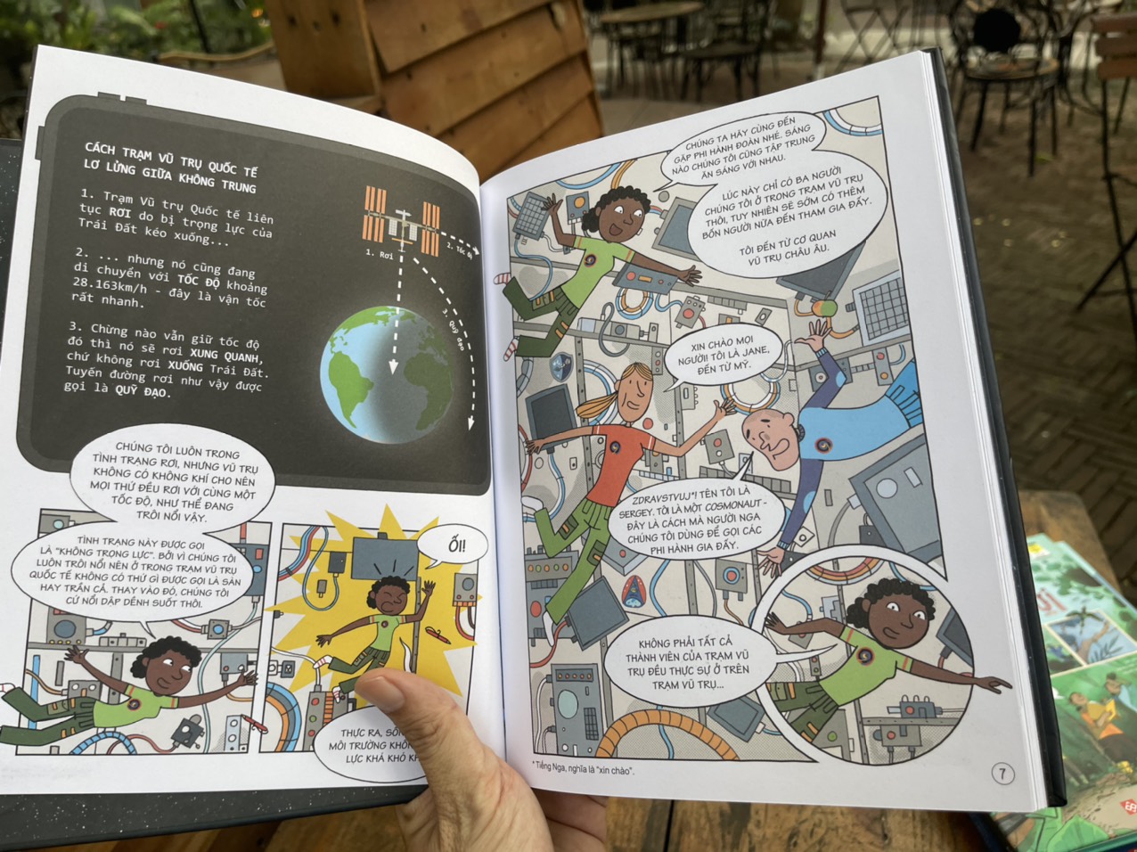 24 GIỜ TRONG VŨ TRỤ – Rob Lloyd Jones – Đinh Tị Books – NXB Thanh Niên