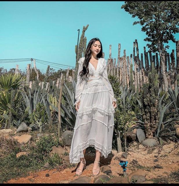 Đầm maxi trắng đan lưng phối ren