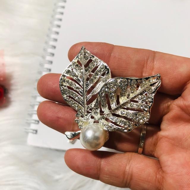 Cài áo 2 lá đính đá phối ngọc. KT 5 x 5cm