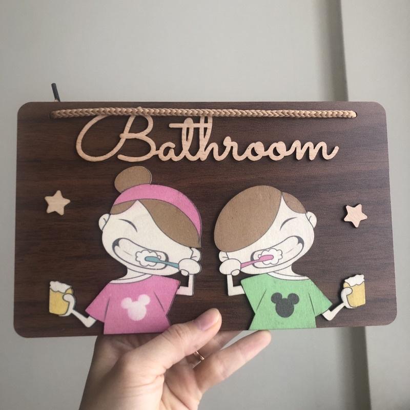 Bảng gỗ treo trang trí nhà tắm giúp bé chăm đánh răng có dây treo tặng kèm móc dán chữ bathroom gỗ in màu