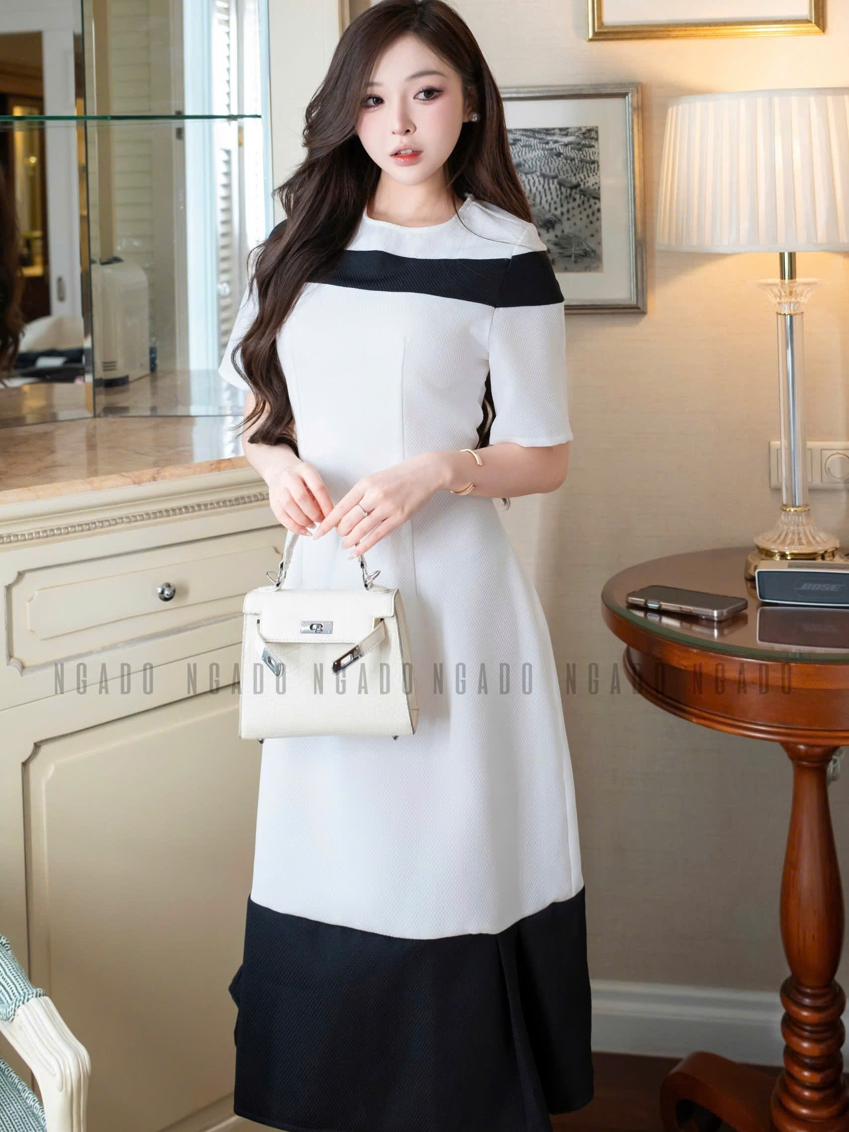 Đầm trắng cổ tròn phối đen NGADO