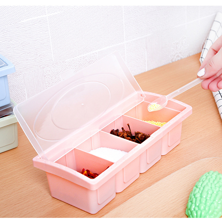 Hộp đựng gia vị 4 ngăn kèm muỗng nhựa AS PP an toàn sức khỏe - Giao màu ngẫu nhiên