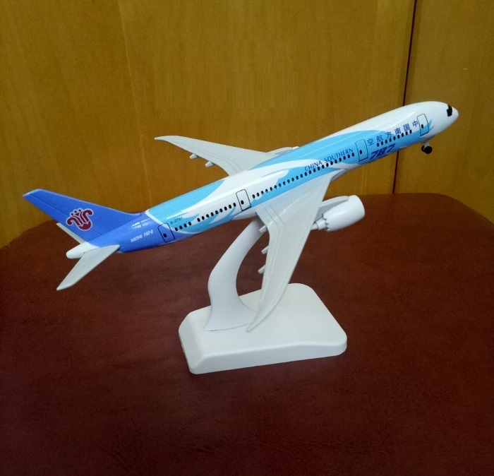 Mô hình máy bay tĩnh B787 China Southern 18cm có bánh xe
