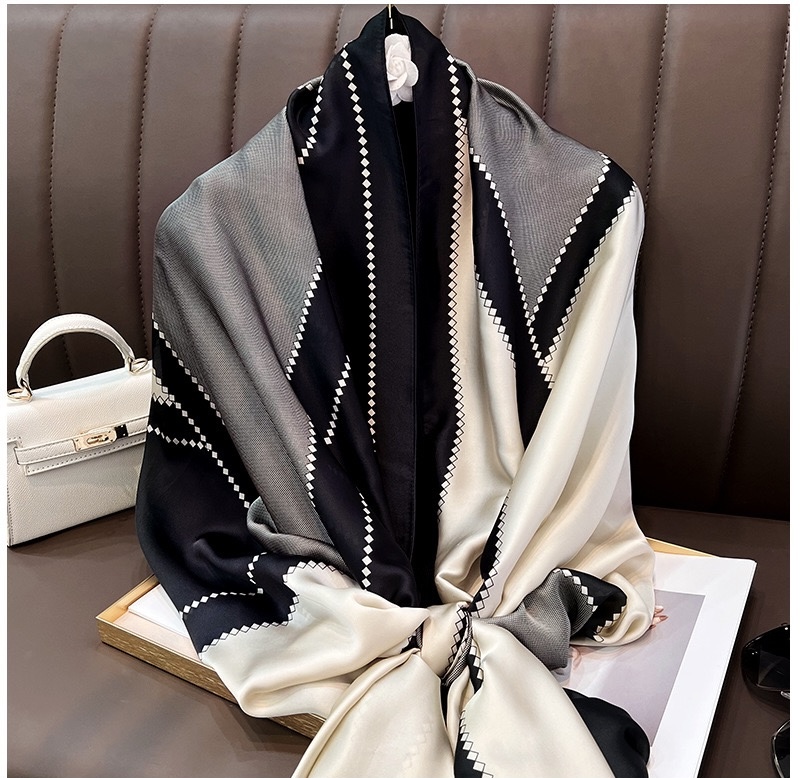 KHĂN CHOÀNG LỤA DÁNG DÀI CỰC SANG PHONG CÁCH TÂY ÂU SANG XỊN MỊN MÃ 09