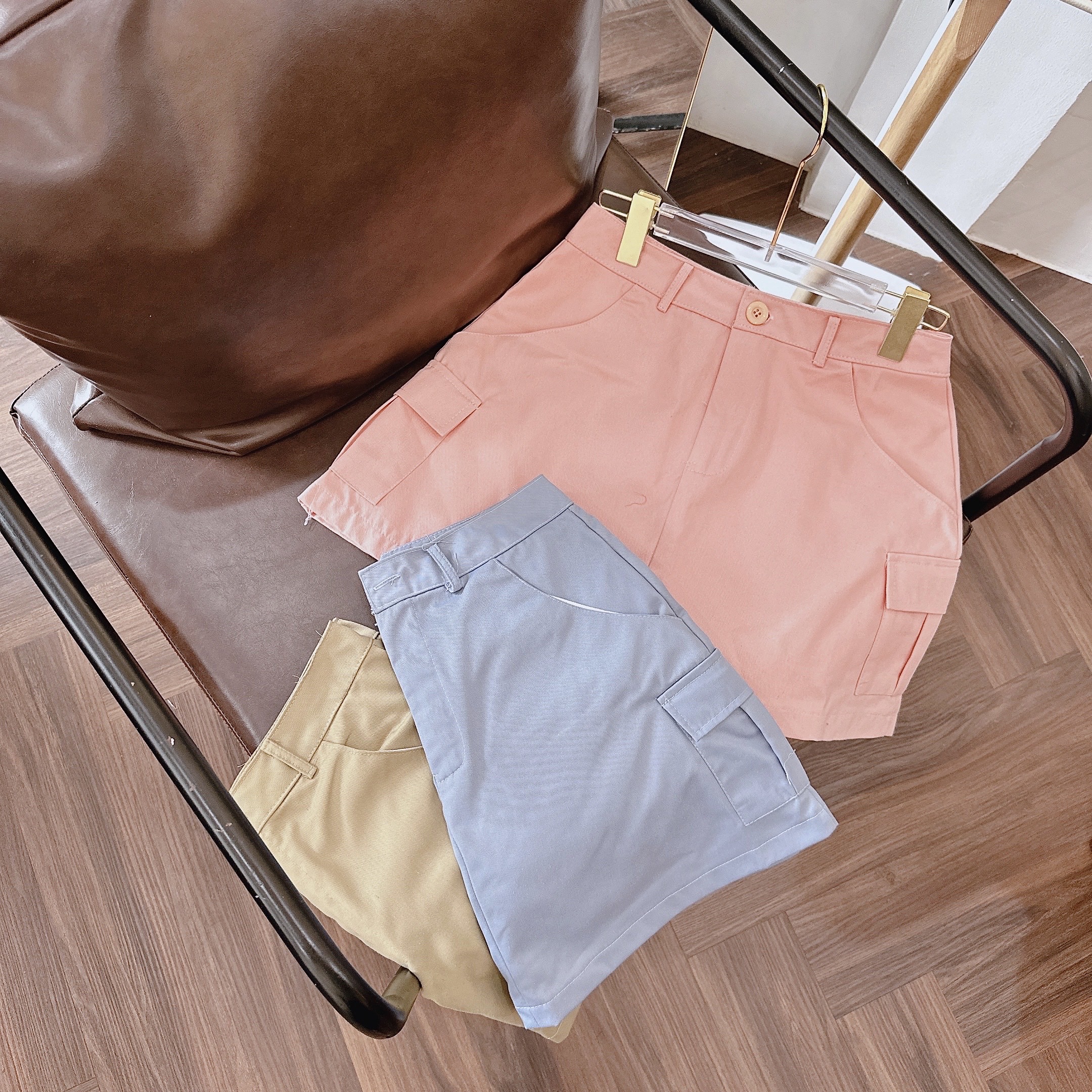 SET ÁO SƠ MI CARO RỘNG + ÁO CROPTOP THUN PASTEL + CHÂN VÁY NGẮN LƯNG CAO TÚI HỘP SUÔNG TRƠN DẠO PHỐ CÔNG SỞ DỰ TIỆC