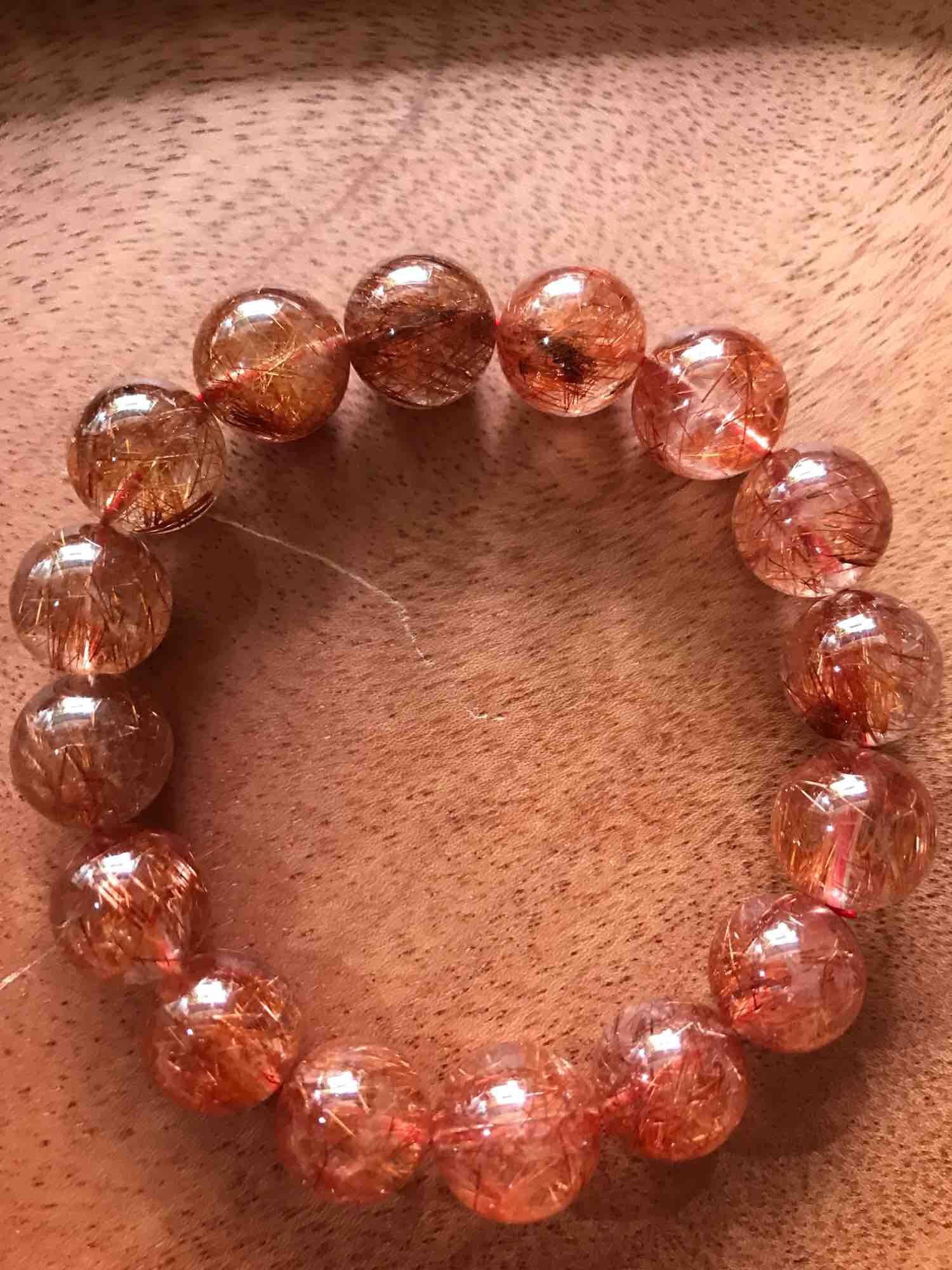 CHIẾC VÒNG THẠCH ANH TÓC ĐỎ CAO CẤP 14ly NAM MỆNH HOẢ THỔ ĐÁ THIÊN NHIÊN BẮT ÁNH KIM RẤT MẠNH