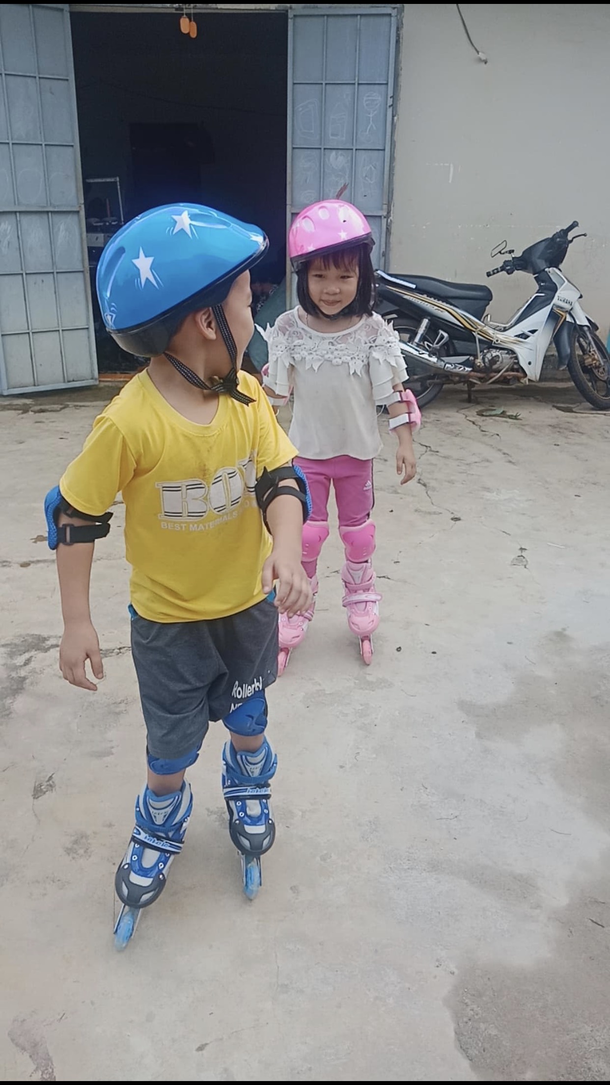 Combo Giày Trượt Patin Trẻ Em bánh Phát Sáng Cao Cấp Mẫu Mới 2021 và Đầy Đủ Bảo Hộ Chân Tay + Mũ Tặng Kèm Máy Thổi Bong Bóng Bubble Camera