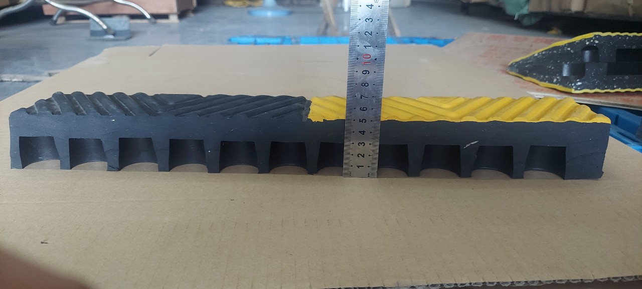 Cao su cầu dốc cao 5 dài 50 rộng 18cm màu vàng đen