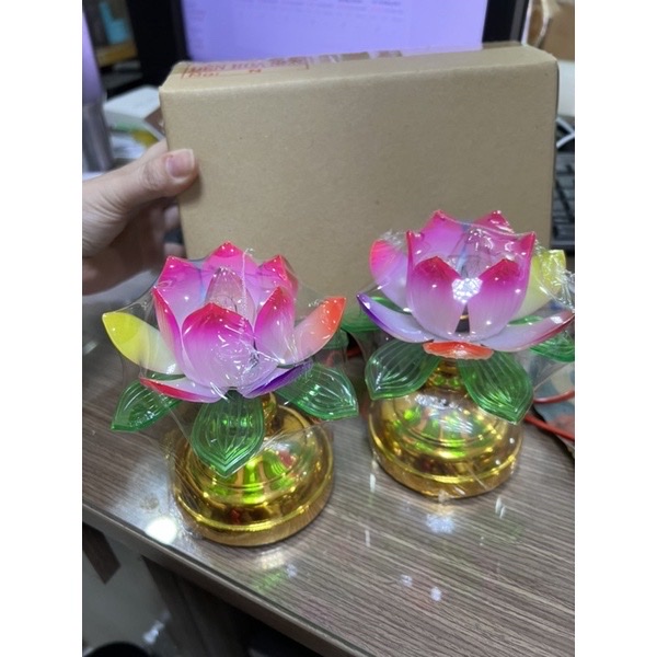 Set  2  đèn hoa sen  nhựa   để bàn thờ ,  7 màu rất đẹp  và  sang trọng giúp cho không gian thờ phụng trở nên sinh động và ấm áp hơn 
