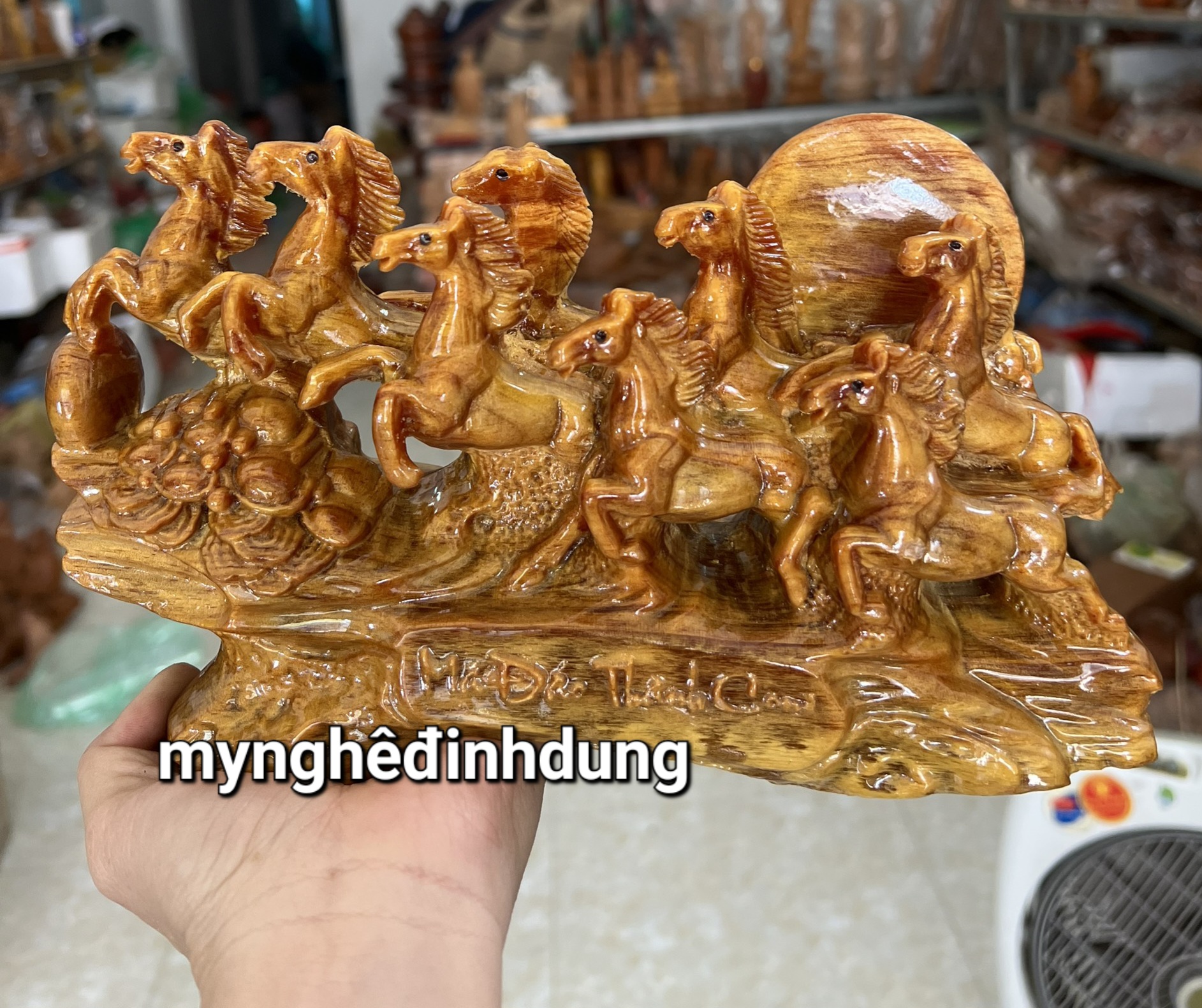 Tượng cầu bát mã đáo thành công bằng gỗ huyết long tuyệt đẹp kt 25x15x9cm