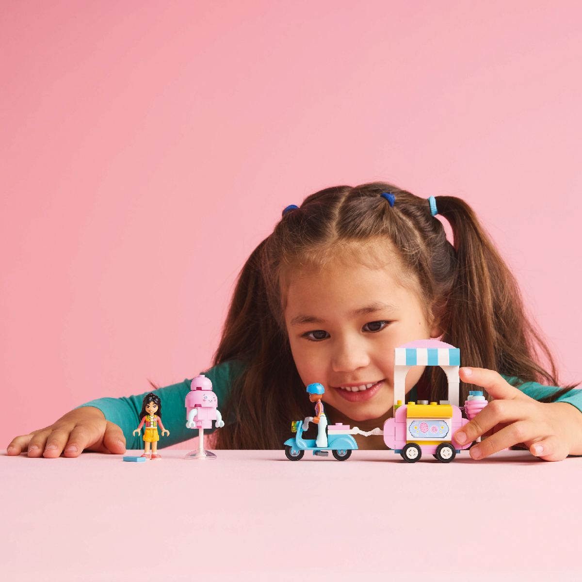 LEGO FRIENDS 42643 Đồ Chơi Lắp Ráp Quầy Kẹo Bông Gòn Di Động Và Xe Scooter (110 chi tiết)