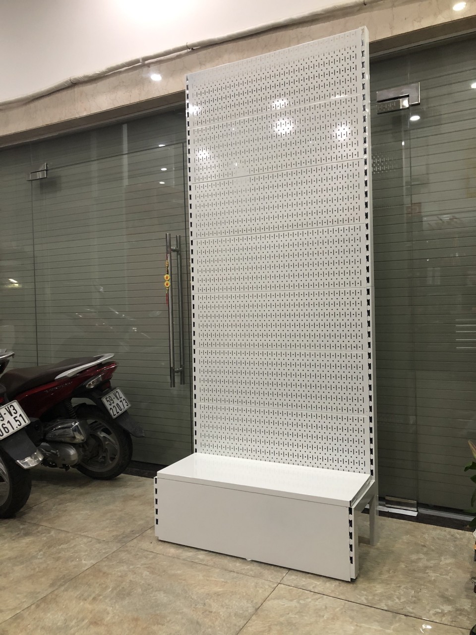 Kệ treo dụng cụ chuyên dụng màu trắng