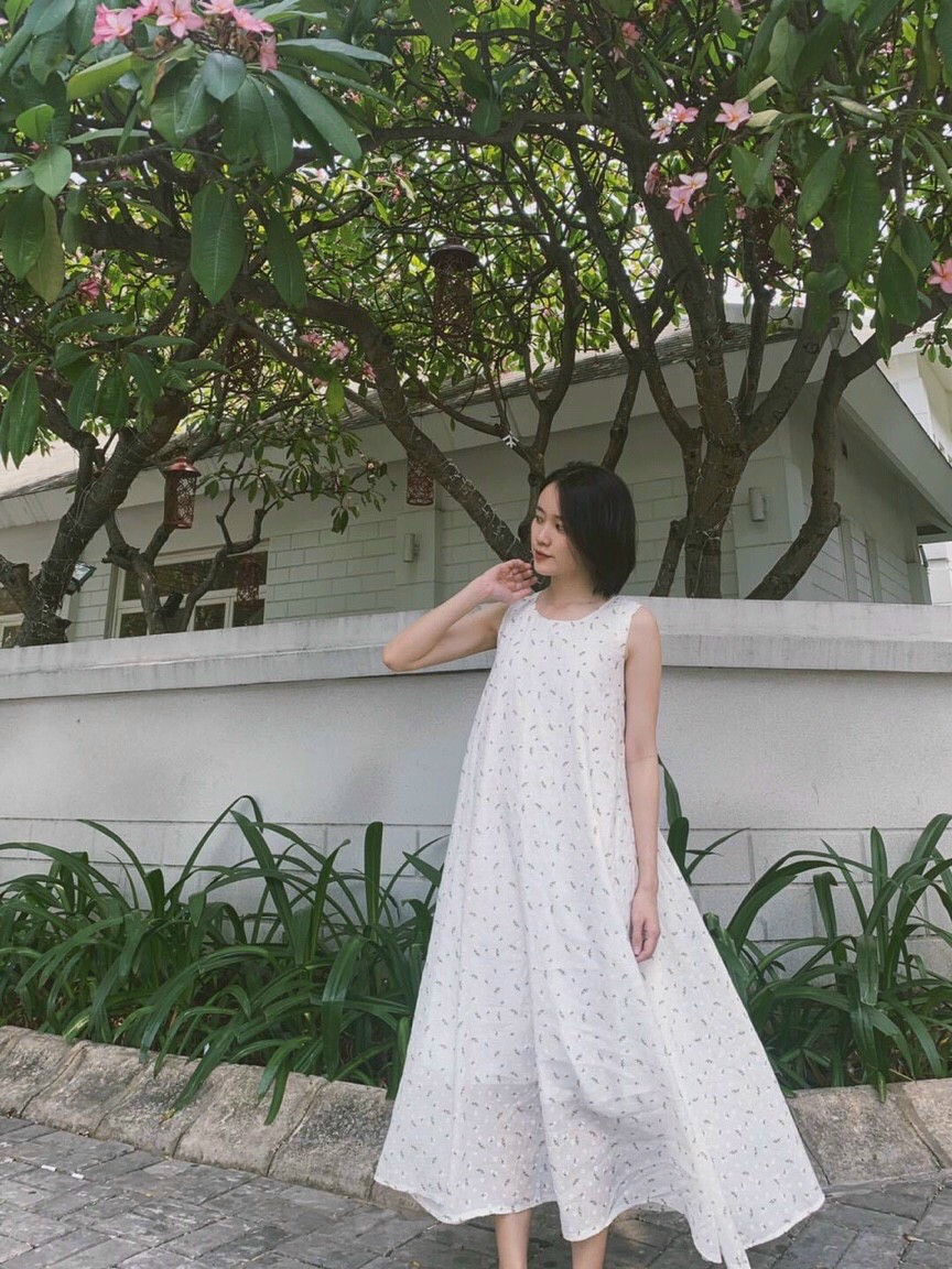 Đầm maxi trắng form rộng, Đầm yếm dáng suông dài đi biển Cao Cấp in hoa nhí, sát nách cổ tròn MiNhi