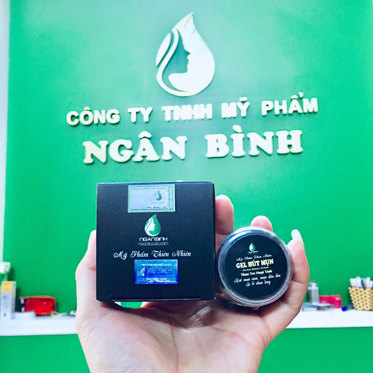 Gel Hút Mụn Than Tre Hoạt Tính (50g)