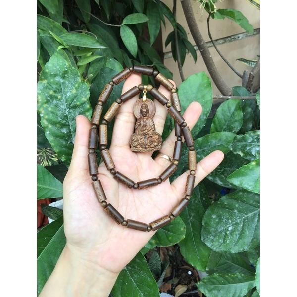 Vòng đeo cổ trầm hương tốc tự nhiên.