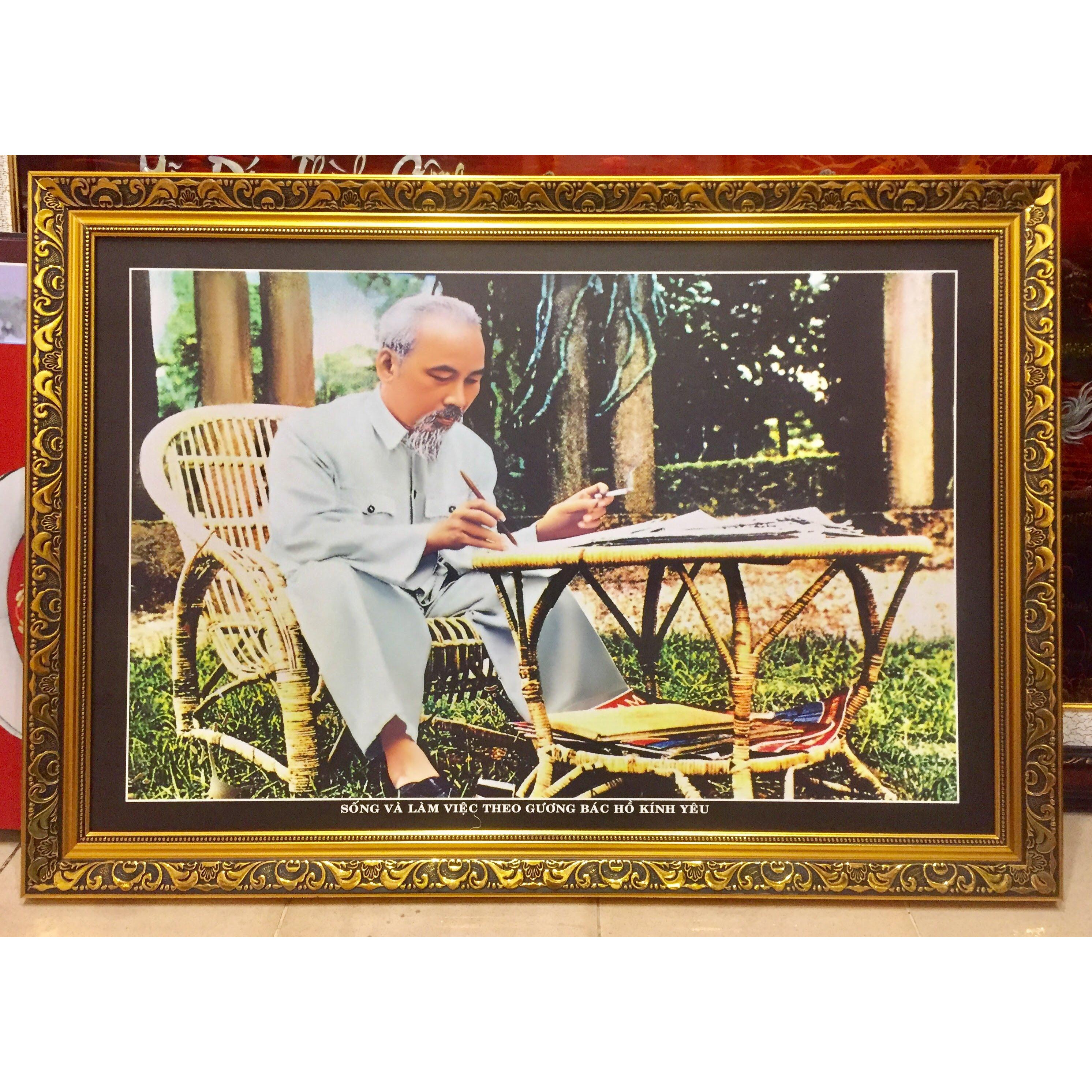 Tranh Bác Hồ ngồi làm việc trong vườn hoa phủ chủ tịch - 9131 ( 91x131cm)