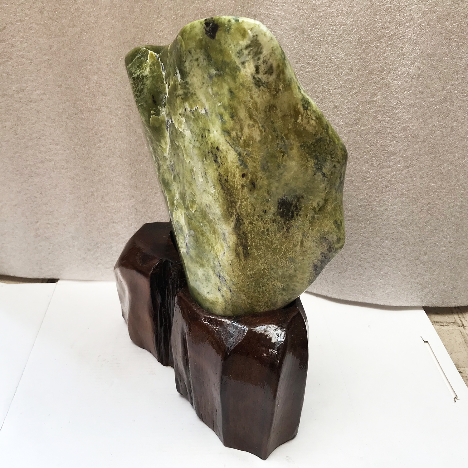 Cây đá phong thủy cao 47cm, nặng 13 kg cho người mệnh Mộc và Hỏa tự nhiên chất ngọc serpentine màu xanh đậm và bóng